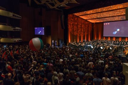 The crowd game “Three Games for Orchestra and Beach Ball” during concert of the Montreal Video Game Symphony, by the Orchestre Métropolitain and conductor Dina Gilbert, on Sept. 29th, 2017, at the Wilfrid Pelletier hall. Photo by François Goupil